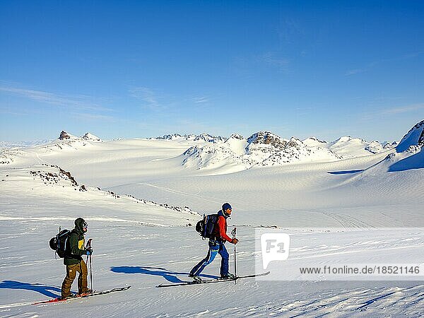 Skibergsteiger auf Skitour  hinten der Mittivakkat Gletscher  Tasiilaq  Insel Ammassalik  Kommuneqarfik Sermersooq  Ostgrönland  Grönland  Nordamerika