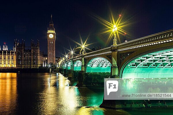 Nacht in London  Big Ben und Palace of Westminster über der Themse  London  England  Großbritannien  Europa