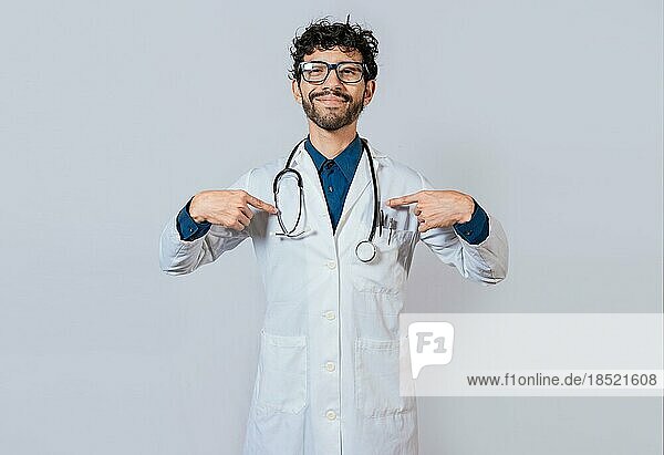 Lächelnder Arzt  der auf sich selbst zeigt  isoliert. Zufriedener Arzt