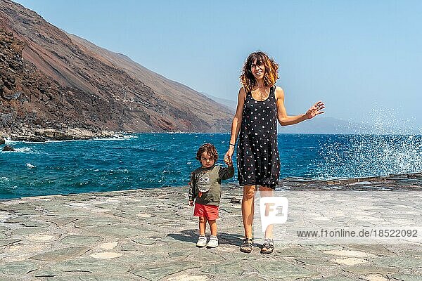 Mutter und Sohn im Sommerurlaub an der Anlegestelle von Orchilla an der Südwestküste von El Hierro. Kanarische Inseln