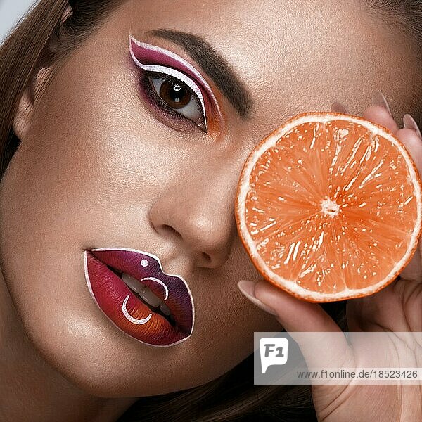Schöne kaukasische Frau mit kreativen Make up und lila Lippen. Schönes Gesicht. Kunst Make up