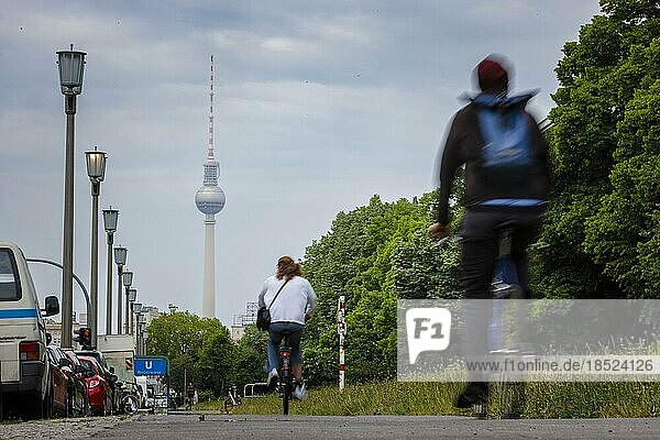 Radfahrende fahren entlang der Karl Marx Allee auf einem Radweg in Richtung Mitte. Im Hintergrund ist der Fernsehturm zu sehen. Berlin  17.05.2022  Berlin  Deutschland  Europa
