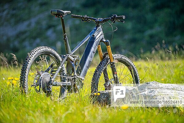 An einem sonnigen Sommertag mit dem E-Bike in den zillertaler Alpen unterwegs  abseits asphaltierter Straßen Wege und Wanderwege  alleine  einsam  Ruhe  Zillertal  Tirol  Österreich  Europa  E-Bike  Husqvarna HC9  Europa