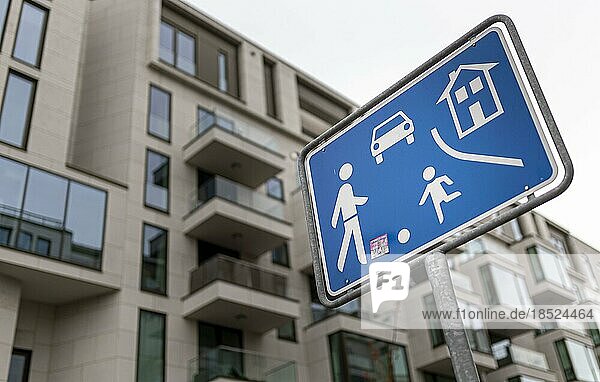 Ein Schild weist auf den Beginn einer Spielstraße Berlin  13.04.2023.  Berlin  Deutschland  Europa