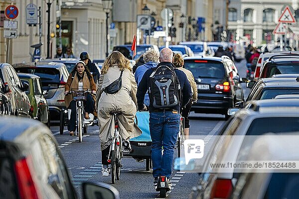 Symbolfoto zum Thema Fahrradstraße in der Stadt. Radfahrer fahren auf der Fahrradstraße in der Linienstraße in Berlin Mitte. Berlin  31.05.2022  Berlin  Deutschland  Europa