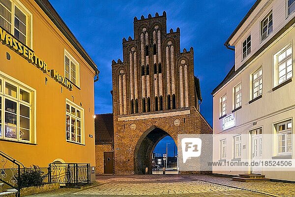 Wassertor  Hafentor im Stil der Backsteingotik am Abend  Hansestadt Wismar  Mecklenburg-Vorpommern  Deutschland  Europa