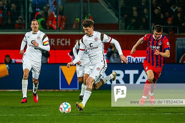 Jan SCHOEPPNER (1.FC Heidenheim) on the right in a duel with Connor METCALFE (St. Pauli)