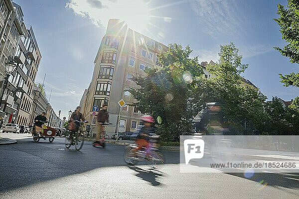 Symbolfoto zum Thema Fahrrad fahren in der Stadt. Radfahrer fahren auf der Fahrradstraße in der Linienstraße in Berlin Mitte. Berlin  31.05.2022  Berlin  Deutschland  Europa