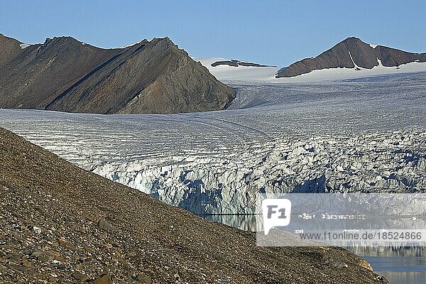 Gletscher und Berge in Svalbard  Spitzbergen  Norwegen  Europa