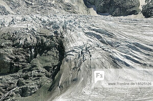Gletscherspalten auf dem Moiry Gletscher in den Penninischen Alpen  Wallis  Schweiz  Europa
