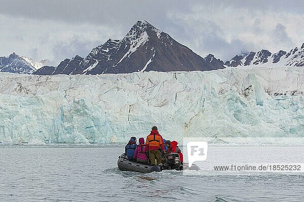 Ökotouristen beobachten den Fjortende Julibreen  14. Juli Gletscher  der in den Krossfjorden kalbt  Haakon VII Land  Spitzbergen  Svalbard  Norwegen  Europa