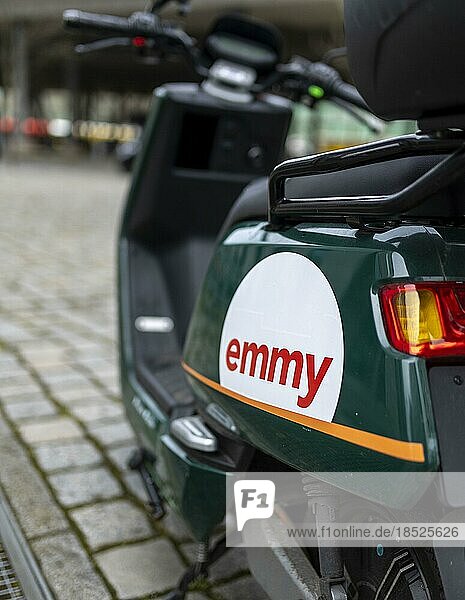 Ein Elektro-Roller des Sharing-Anbieters Emmy in Berlin  13.04.2023.  Berlin  Deutschland  Europa