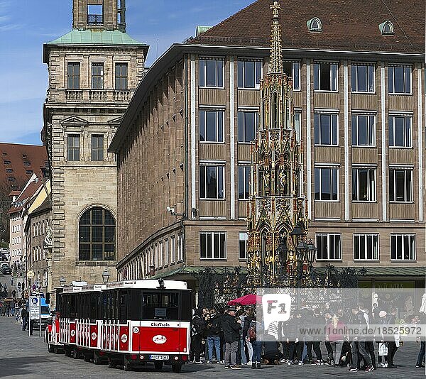 CityTrain mit Touristengruppe vor dem Schönen Brunnen  Hauptmarkt  Nürnberg  Mittelfranken  Bayern  Deutschland  Europa