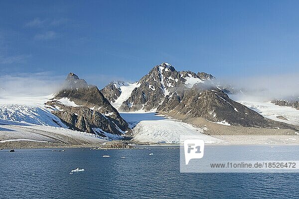 Berge und Gletscher in der Hamilton Bay  Raudfjorden  Svalbard  Spitzbergen  Norwegen  Europa
