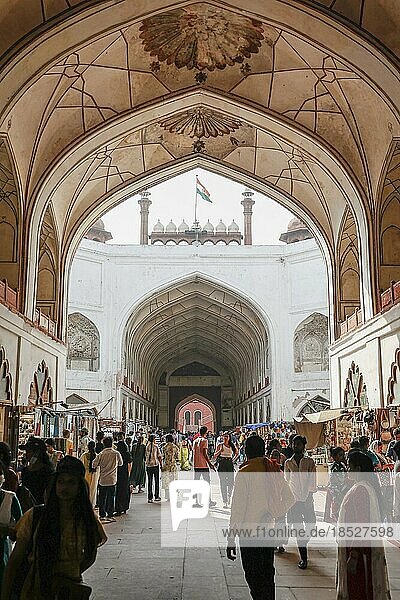 Menschen kaufen auf dem Chhatta Chowk Bazar im Roten Fort ein  Delhi  Indien  Asien