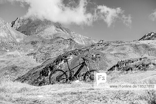 An einem sonnigen Sommertag mit dem E-Bike in den zillertaler Alpen unterwegs  abseits asphaltierter Straßen Wege und Wanderwege  im Hintergrund der Brandberger Kolm von einer Wolke verhüllt  alleine  einsam  Ruhe  Zillertal  Tirol  Österreich  Europa  E-Bike  Husqvarna HC9  Europa