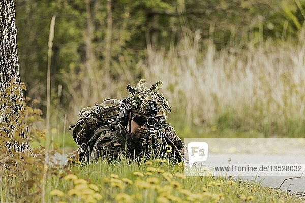A Bundeswehr soldier with rifle at the ready  taken during the Bundeswehr exercise 'Fast Eagle' in Barth  05.05.2022. The exercise 'Fast Eagle' simulates an evacuation of German citizens from a fictitious crisis country within a short time  Barth  Germany  Europe