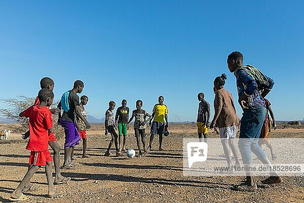 Gruppe junger Männer spielt Fußball  Samburu National Reserve  Kenia  Afrika