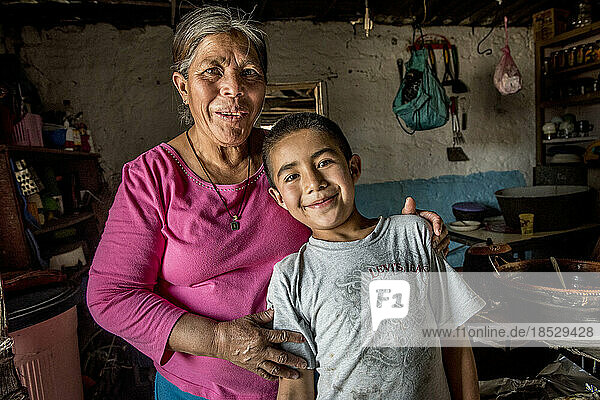 Porträt einer älteren Frau mit einem Jungen in einem Haus in Mexiko; Ejido Hidalgo  San Luis  Mexiko