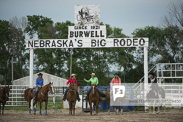 Rodeoköniginnen auf Pferden stehen vor den Eingangstoren des Rodeos; Burwell  Nebraska  Vereinigte Staaten von Amerika