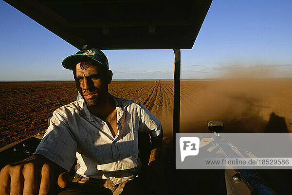 Landwirt fährt einen Traktor auf Ackerland; Pantanal-Region  Brasilien