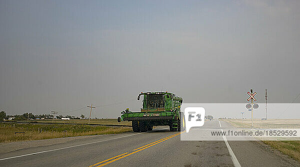 Landwirtschaftliche Maschinen auf der Straße in den kanadischen Prärien; Three Hills  Alberta  Kanada