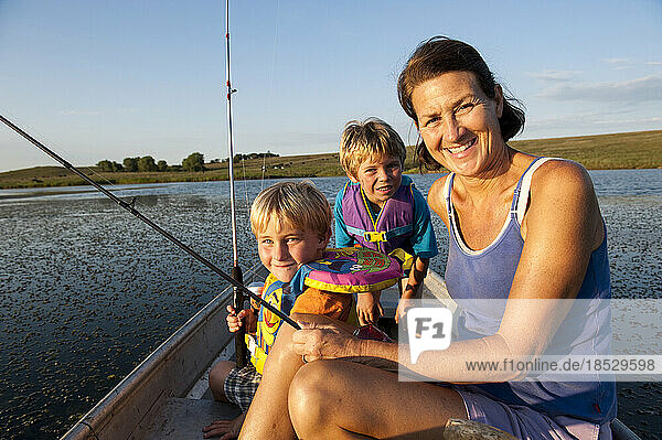 Mutter und zwei junge Söhne gehen angeln; Valparaiso  Nebraska  Vereinigte Staaten von Amerika