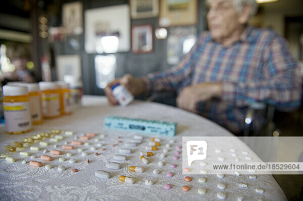 Älterer Mann zählt den Pillenvorrat für eine Woche ab; Cortland  Nebraska  Vereinigte Staaten von Amerika
