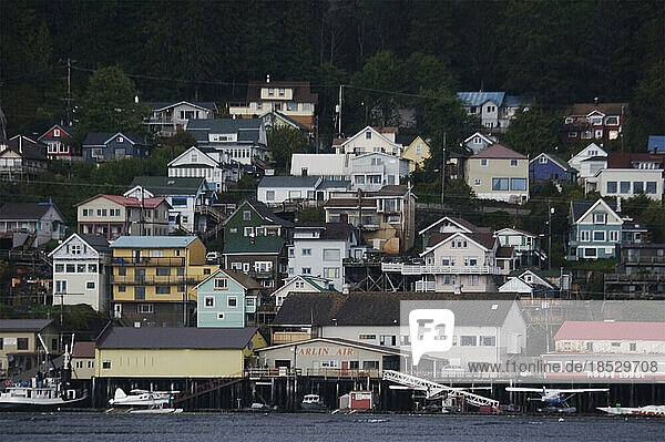 Häuser oberhalb des Hafens von Ketchikan  wo viele Kreuzfahrtschiffe anlegen  Alaska  USA; Ketchikan  Alaska  Vereinigte Staaten von Amerika