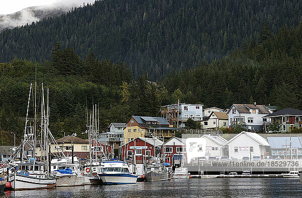 Häuser im Hafen von Ketchikan und Fischerboote im Jachthafen  Alaska  USA; Ketchikan  Alaska  Vereinigte Staaten von Amerika
