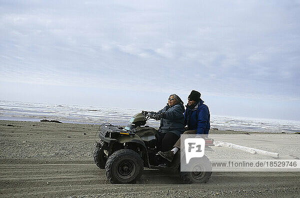 Inuit auf einem kleinen Geländewagen  Alaskas North Slope  USA; North Slope  Alaska  Vereinigte Staaten von Amerika