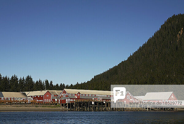 Hoonah Cannery im Dorf Tlinigit auf Chichagof Island  Alaska  USA; Chichagof Island  Alaska  Vereinigte Staaten von Amerika