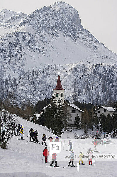 Skikurs im Ort Maloja bei St. Moritz  Schweiz; Maloja  Graubünden  Schweiz