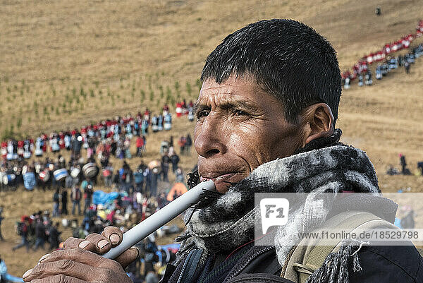 Flötenspiel eines Pilgers beim Quyllurit'i-Fest; Cusco  Peru