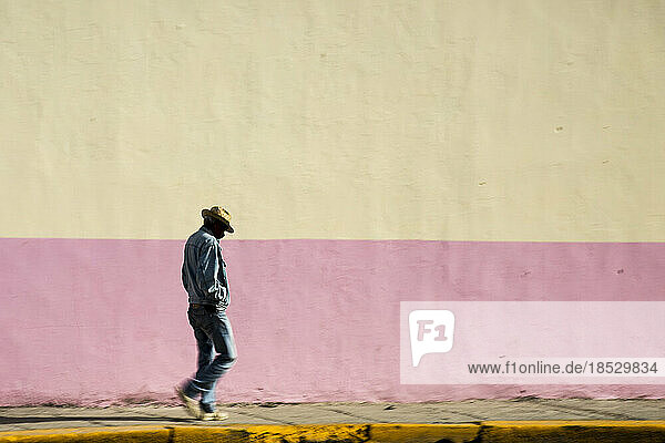 Fußgänger geht auf einem Gehweg in Havanna  Kuba; Havanna  Kuba