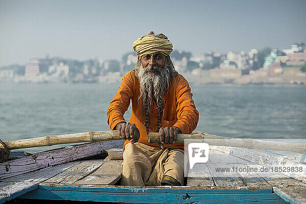 Sadhu rudert Boot auf dem Ganges; Varanasi  Indien