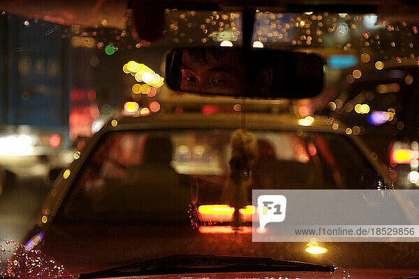 Die Augen des Fahrers spiegeln sich in einem Rückspiegel; Shenzhen  Guangdong  China