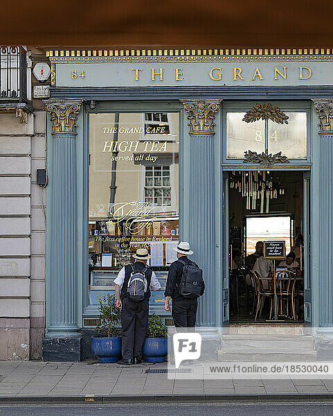 Männer  die in das Fenster eines Cafés blicken; Oxford  England