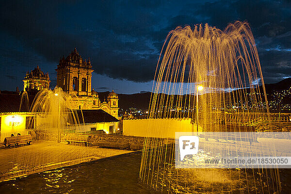 Brunnen und die Kathedrale in Cuzco bei Nacht; Cuzco  Peru