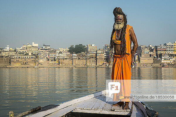 Sadhu steht auf einem Boot auf dem Ganges; Varanasi  Indien