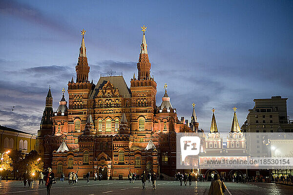 Das Staatliche Historische Museum erhebt sich im Hintergrund des Roten Platzes in Moskau; Moskau  Russland