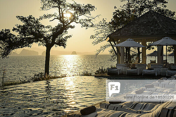 Sonnenuntergang über dem Pool und dem Meer in einem Luxushotel in der Bucht von Phang Nga  Thailand; Thailand