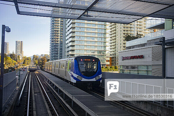 Skytrain in Bewegung auf den Gleisen in Vancouver  Kanada; Vancouver  British Columbia  Kanada