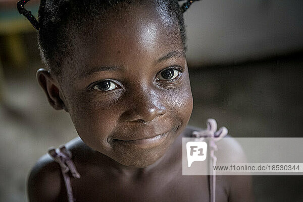 Porträt eines jungen Mädchens; Bezirk Kribi  Kamerun