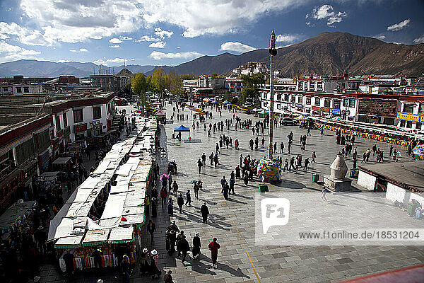 Borkhar-Markt  mit dem Potala-Palast im Hintergrund; Lhasa  Tibet