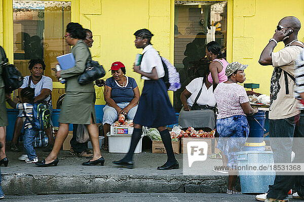 Straßenszene in der Hauptstadt von Roseau auf der Insel Dominica in der Karibik; Roseau  Dominica  Westindische Inseln
