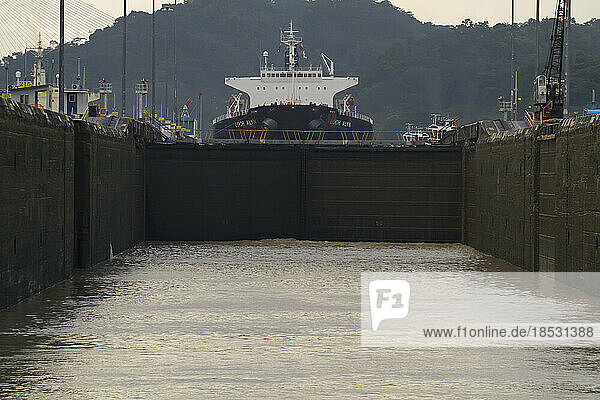 Großes Frachtschiff im Panamakanal; Panama