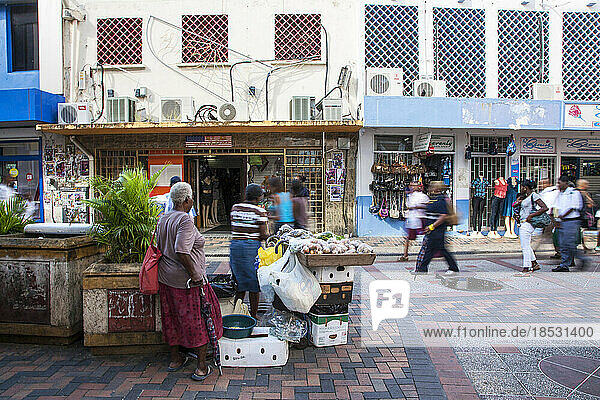 Straßenszene in einem Einkaufsviertel von Bridgetown  der Hauptstadt von Barbados; Bridgetown  Barbados