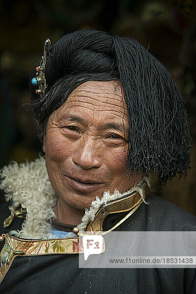 Porträt eines Mannes in tibetischer Kleidung; Lhasa  Tibet