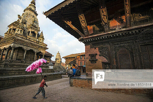 Junger Zuckerwatteverkäufer beim Spaziergang über den Durbar Square; Bhaktapur  Nepal